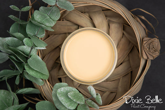 La peinture de couleur "Rebel Yellow" de Dixie Belle est un jaune vintage. Cette couleur de ton froid nous rappelle un ciel qui s'estompe au coucher du soleil. Une couleur douce mais gaie qui égayera n'importe quelle pièce de votre maison. La peinture à la craie minérale de Dixie Belle est un produit de qualité supérieur. Parfaite pour peindre sur les meubles, elle peut aussi très bien être utilisée sur d'autres surfaces comme le bois, le métal, le verre, la céramique, le tissus et plus.