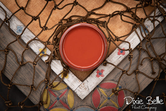 La peinture de couleur "Rusty Nail" de Dixie Belle est un orange brûlé. Cette couleur forte dégage de la chaleur et ajoute une énergie accueillante à votre maison. La peinture à la craie minérale de Dixie Belle est un produit de qualité supérieur. Parfaite pour peindre sur les meubles, elle peut aussi très bien être utilisée sur d'autres surfaces comme le bois, le métal, le verre, la céramique, le tissus et plus.
