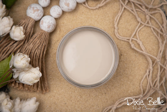 La peinture de couleur "Sandbar" de Dixie Belle est un beige/sable, une couleur neutre qui peut aller avec n'importe quel style et n'importe quel espace ! Utilisez-la pour façonner votre espace de campagne vintage. La peinture à la craie minérale de Dixie Belle est un produit de qualité supérieur. Parfaite pour peindre sur les meubles, elle peut aussi très bien être utilisée sur d'autres surfaces comme le bois, le métal, le verre, la céramique, le tissus et plus.