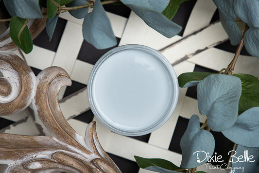 La peinture de couleur "Savannah Mist" de Dixie Belle est un bleu clair avec des nuances grises. Cette couleur nuageuse s'harmonise bien avec un décor côtier, des meubles de style ancien et des tons de bois chaleureux. La peinture à la craie minérale de Dixie Belle est un produit de qualité supérieur. Parfaite pour peindre sur les meubles, elle peut aussi très bien être utilisée sur d'autres surfaces comme le bois, le métal, le verre, la céramique, le tissus et plus.