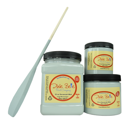 La peinture de couleur "Savannah Mist" de Dixie Belle est un bleu clair avec des nuances grises. Cette couleur nuageuse s'harmonise bien avec un décor côtier, des meubles de style ancien et des tons de bois chaleureux. La peinture à la craie minérale de Dixie Belle est un produit de qualité supérieur. Parfaite pour peindre sur les meubles, elle peut aussi très bien être utilisée sur d'autres surfaces comme le bois, le métal, le verre, la céramique, le tissus et plus.