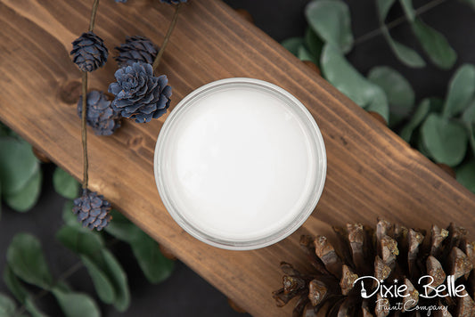La peinture de couleur "Samwill Gravy" de Dixie Belle est un beige lisse. Tout comme le délicieux plat réconfortant, cette couleur apaisante a la chaleur du brun mélangée à la douceur du blanc. La peinture à la craie minérale de Dixie Belle est un produit de qualité supérieur. Parfaite pour peindre sur les meubles, elle peut aussi très bien être utilisée sur d'autres surfaces comme le bois, le métal, le verre, la céramique, le tissus et plus.