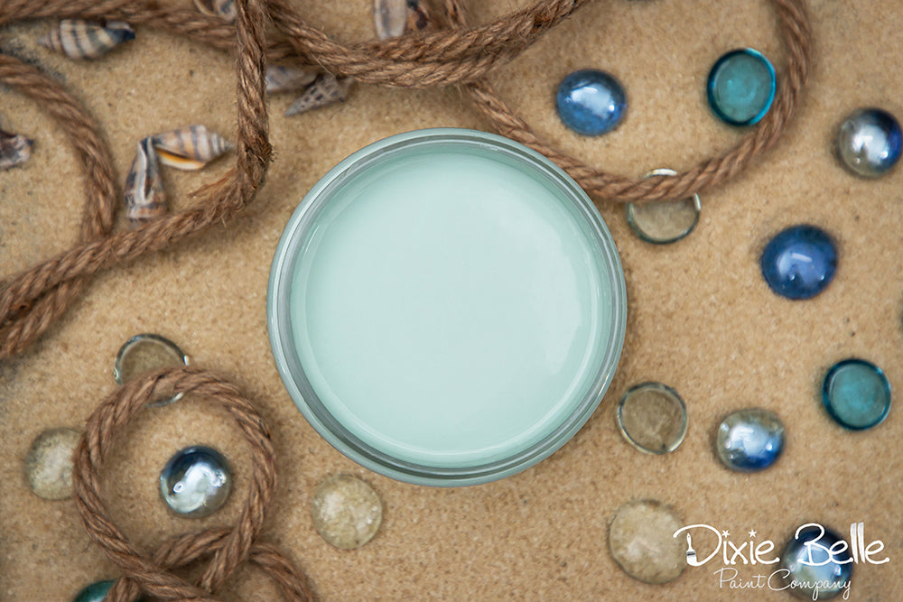 La peinture de couleur "Sea Glass" de Dixie Belle est un vert clair avec un soupçon de bleu. Cette couleur pastel ressemble à du verre de plage poli dans le sable.  La peinture à la craie minérale de Dixie Belle est un produit de qualité supérieur. Parfaite pour peindre sur les meubles, elle peut aussi très bien être utilisée sur d'autres surfaces comme le bois, le métal, le verre, la céramique, le tissus et plus.