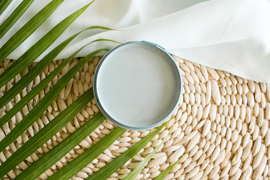 Peinture Silk de Dixie Belle. Couleur "Serenity" un bleu-vert apaisante vous fera vous sentir calme et paisible. Concevez un espace de détente avec Serenity ! La peinture Silk All-In-One est une peinture crémeuse et auto nivelante en une seule étape. Il a un bloqueur de taches intégré (à base d'eau), un apprêt et une couche de finition. Résistante à la moisissure. Vous pouvez utiliser cette peinture à l'intérieur car elle est inodore et non toxique.