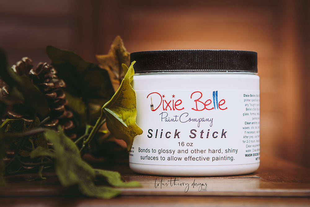 Le produit "Slick Stick" de Dixie Belle doit être utilisé comme couche de fond pour les surfaces lisses et glissantes autres que le bois. Nettoyer avec White Lightning. Laissez sécher complètement avant de peindre. Appliquez une couche de Slick Stick et laissez sécher pendant 2 à 3 heures. Appliquer une deuxième couche de Slick Stick ; laisser sécher au moins 8 heures. Vous êtes maintenant prêt à peindre !