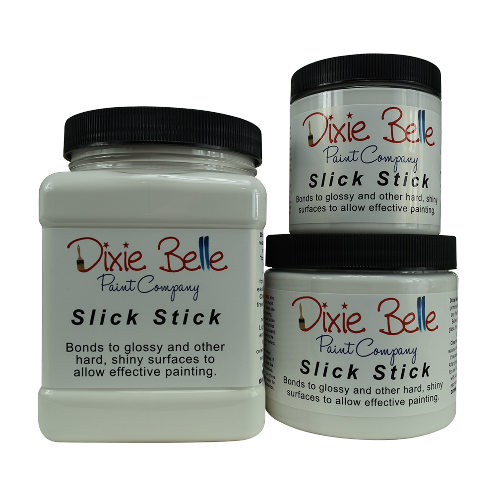 Le produit "Slick Stick" de Dixie Belle doit être utilisé comme couche de fond pour les surfaces lisses et glissantes autres que le bois.  Nettoyer avec White Lightning. Laissez sécher complètement avant de peindre. Appliquez une couche de Slick Stick et laissez sécher pendant 2 à 3 heures. Appliquer une deuxième couche de Slick Stick ; laisser sécher au moins 8 heures. Vous êtes maintenant prêt à peindre !