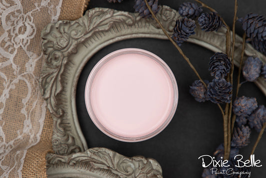 La peinture de couleur "Soft Pink" de Dixie Belle est une nuance de rose légère et sereine. Cette couleur délicate nous rappelle les ballerines en satin. Utilisez cette charmante couleur dans un espace de style shabby chic ou traditionnel.  La peinture à la craie minérale de Dixie Belle est un produit de qualité supérieur. Parfaite pour peindre sur les meubles, elle peut aussi très bien être utilisée sur d'autres surfaces comme le bois, le métal, le verre, la céramique, le tissus et plus.