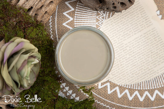 La peinture de couleur "Spanish Moss" de Dixie Belle est une nuance beaucoup plus foncée que Dried Sage. C'est un mélange de vert et de gris. La peinture à la craie minérale de Dixie Belle est un produit de qualité supérieur. Parfaite pour peindre sur les meubles, elle peut aussi très bien être utilisée sur d'autres surfaces comme le bois, le métal, le verre, la céramique, le tissus et plus.