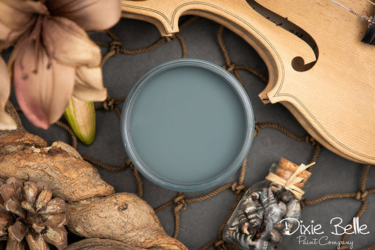La peinture de couleur "Stormy Seas" de Dixie Belle est un gris bleu avec des nuances vertes. Alors que cette couleur riche nous rappelle les vagues agitées de l'océan et les nuages ​​​​de pluie, Stormy Seas a des qualités apaisantes.  La peinture à la craie minérale de Dixie Belle est un produit de qualité supérieur. Parfaite pour peindre sur les meubles, elle peut aussi très bien être utilisée sur d'autres surfaces comme le bois, le métal, le verre, la céramique, le tissus et plus.