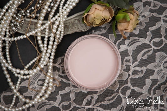 La peinture de couleur "Tea Rose" de Dixie Belle est une teinte douce. Utilisez cette couleur mauve tamisée pour des trouvailles antiques d'occasion dans un espace neutre avec beaucoup de lumière naturelle. La peinture à la craie minérale de Dixie Belle est un produit de qualité supérieur. Parfaite pour peindre sur les meubles, elle peut aussi très bien être utilisée sur d'autres surfaces comme le bois, le métal, le verre, la céramique, le tissus et plus.