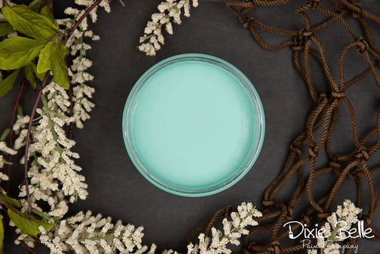 La peinture de couleur "The Gulf" de Dixie belle est un turquoise doux. Reposez-vous sous un parasol et admirez cette couleur côtière. The Gulf a fière allure avec une cire foncée ou associez-le à une couleur de récif de corail comme Flamingo. La peinture à la craie minérale de Dixie Belle est un produit de qualité supérieur. Parfaite pour peindre sur les meubles, elle peut aussi très bien être utilisée sur d'autres surfaces comme le bois, le métal, le verre, la céramique, le tissus et plus.
