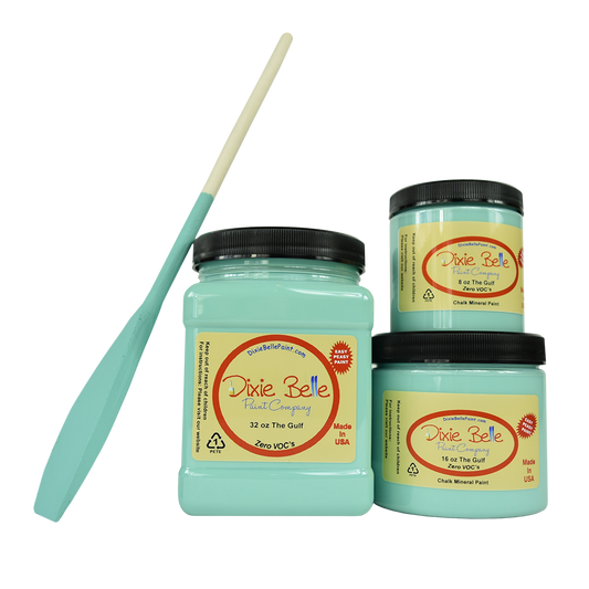 La peinture de couleur "The Gulf" de Dixie belle est un turquoise doux. Reposez-vous sous un parasol et admirez cette couleur côtière. The Gulf a fière allure avec une cire foncée ou associez-le à une couleur de récif de corail comme Flamingo. La peinture à la craie minérale de Dixie Belle est un produit de qualité supérieur. Parfaite pour peindre sur les meubles, elle peut aussi très bien être utilisée sur d'autres surfaces comme le bois, le métal, le verre, la céramique, le tissus et plus.