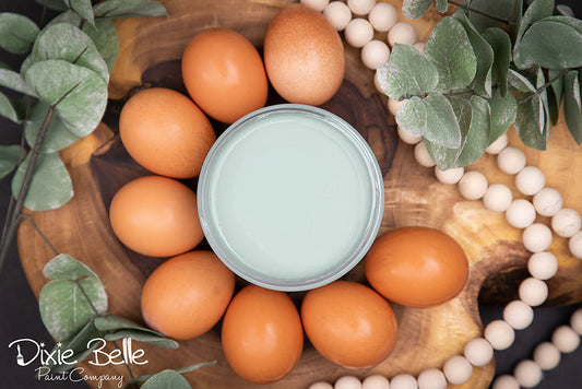 La peinture de couleur "Vintage Duck Egg" de Dixie Belle est un bleu clair avec une touche de vert et de gris. Utilisez cette couleur douce pour créer une impression de clarté dans votre espace.  La peinture à la craie minérale de Dixie Belle est un produit de qualité supérieur. Parfaite pour peindre sur les meubles, elle peut aussi très bien être utilisée sur d'autres surfaces comme le bois, le métal, le verre, la céramique, le tissus et plus.