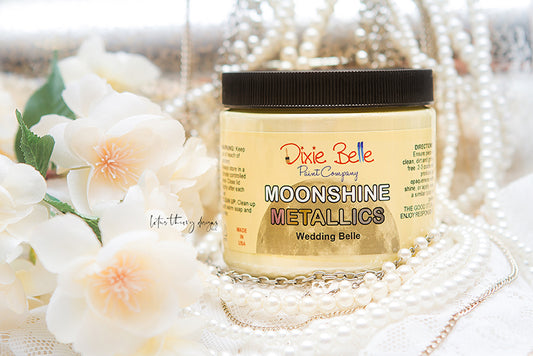 La peinture minérale à la craie métallique Moonshine est une peinture métallique riche et brillante en une seule étape avec de beaux pigments. Veuillez noter : Une couche de base est recommandée, mais pas obligatoire. Ouvrez une bouteille de champagne et utilisez cette couleur exquise sur Buttercream ou Sandbar.