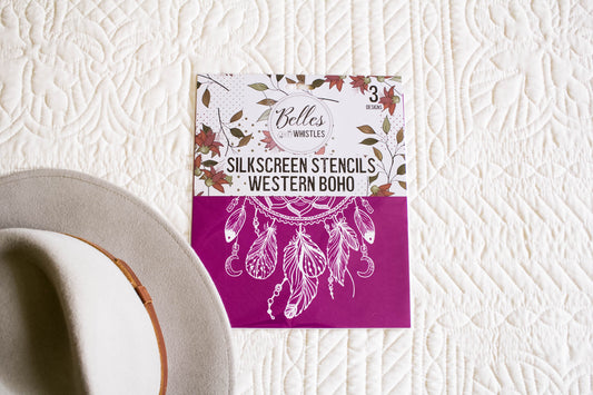 Pochoirs SilkScreen de Belles And Whistles. Donnez à vos projets de meubles un look unique et personnalisé avec les pochoirs à sérigraphie ! Conviviaux, ces pochoirs sont lavables et réutilisables jusqu'à 10 fois ! Le support adhésif et la raclette incluse permettent un placement facile et des conceptions nettes. À utiliser avec votre couleur Dixie Belle Paint préférée pour créer des motifs audacieux et détaillés !