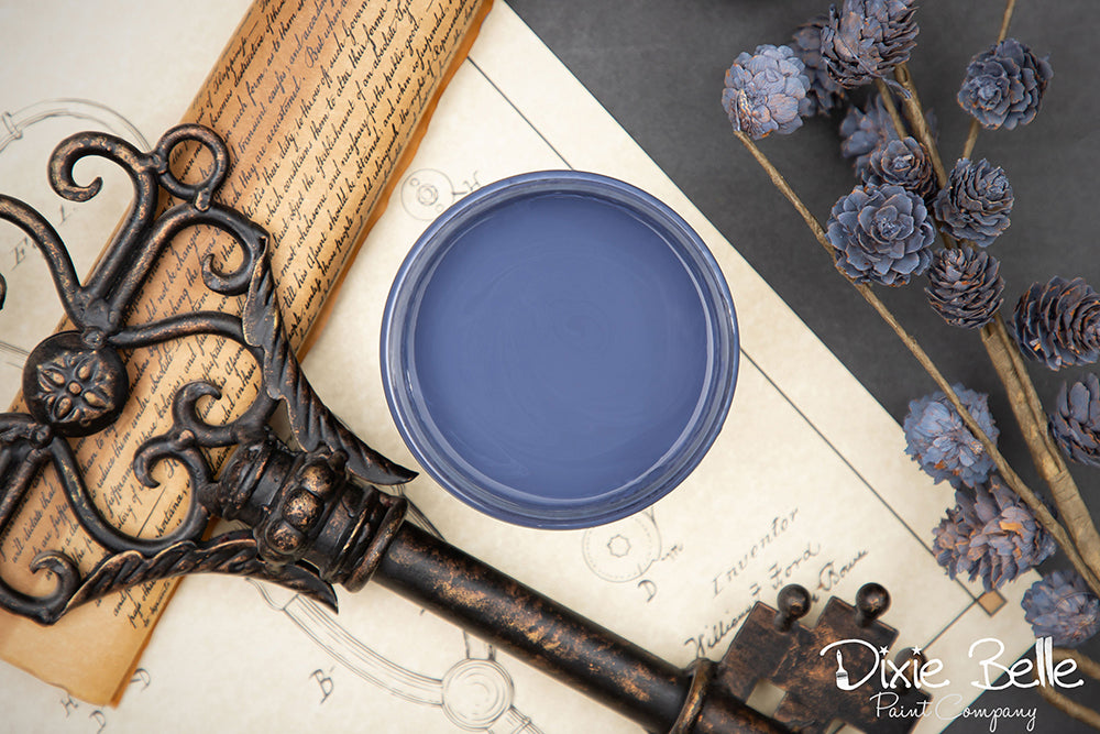 La peinture de couleur "Yankee Blue" de Dixie Belle est d'une belle couleur bleue marine.  La peinture à la craie minérale de Dixie Belle est un produit de qualité supérieur. Parfaite pour peindre sur les meubles, elle peut aussi très bien être utilisée sur d'autres surfaces comme le bois, le métal, le verre, la céramique, le tissus et plus.