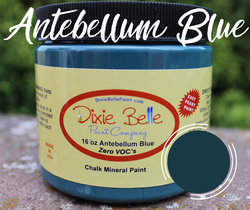 Peinture de couleur "Antebellum" de Dixie Belle. Antebellum Blue possède un air d'élégance. Utilisez ce bleu sarcelle profond pour évoquer une sensation à la fois confortable et élégante dans votre maison. La peinture à la craie minérale de Dixie Belle est un produit de qualité supérieur. Parfaite pour peindre sur les meubles, elle peut aussi très bien être utilisée sur d'autres surfaces comme le bois, le métal, le verre, la céramique, le tissus et plus.